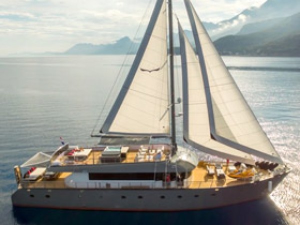Rara Avis Barca a vela