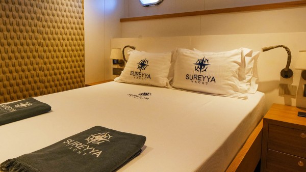 Barca a vela Sureyya